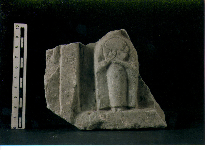 FIGURA UMANA (STELE VOTIVA/ FRAMMENTO) - CIVILTA' PUNICA (SEC. III A.C)