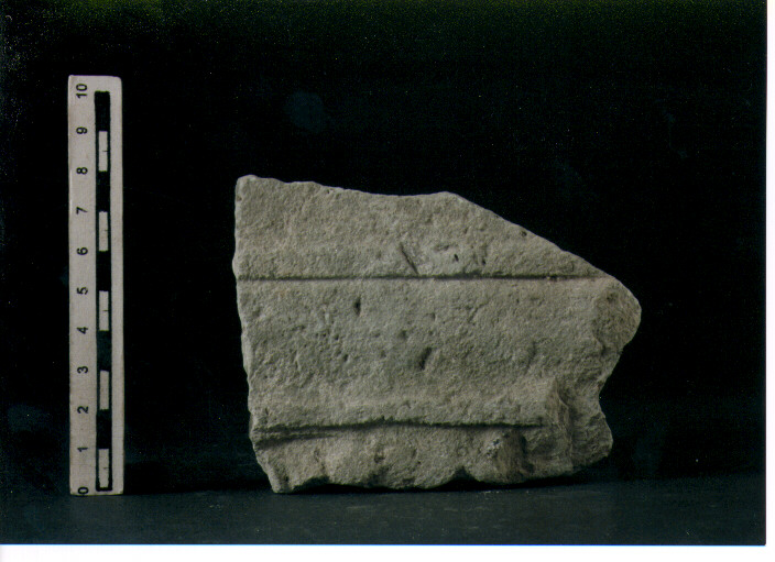 STELE VOTIVA/ FRAMMENTO - CIVILTA' PUNICA (secc. IV/ III a.C)