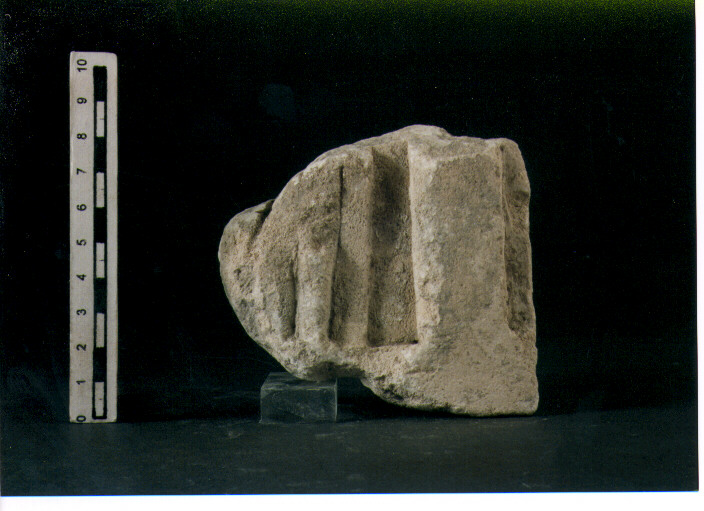 FIGURA UMANA (STELE VOTIVA/ FRAMMENTO) - CIVILTA' PUNICA (SEC. IV A.C)