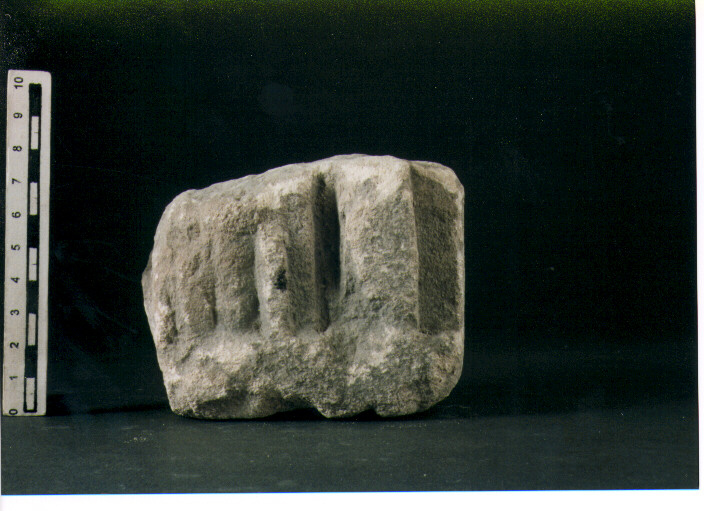 FIGURA UMANA (STELE VOTIVA/ FRAMMENTO) - CIVILTA' PUNICA (SEC. IV A.C)