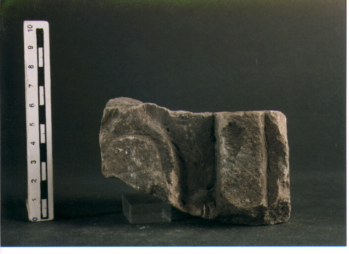 FIGURA UMANA (STELE VOTIVA/ FRAMMENTO) - CIVILTA' PUNICA (SEC. IV A.C)