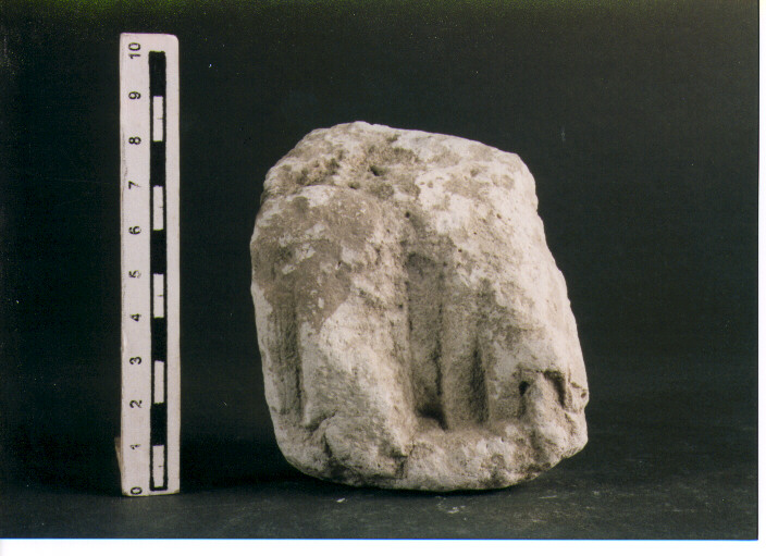 FIGURA UMANA (STELE VOTIVA/ FRAMMENTO) - CIVILTA' PUNICA (SEC. IV A.C)