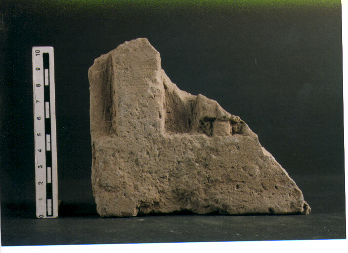 FIGURA UMANA (STELE VOTIVA/ FRAMMENTO) - CIVILTA' PUNICA (SEC. IV A.C)