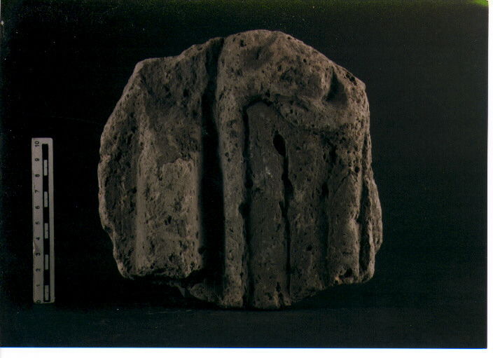 FIGURA UMANA (STELE VOTIVA/ FRAMMENTO) - CIVILTA' PUNICA (SEC. IV A.C)