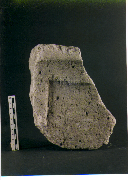 STELE VOTIVA/ FRAMMENTO - CIVILTA' PUNICA (secc. VI/ V a.C)