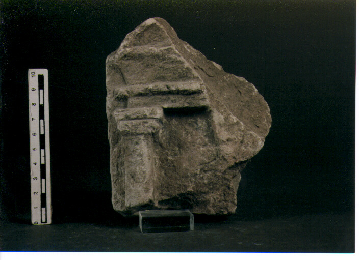 STELE VOTIVA/ FRAMMENTO - CIVILTA' PUNICA (SEC. III A.C)