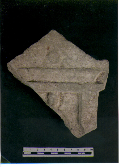 FIGURA UMANA (STELE VOTIVA/ FRAMMENTO) - CIVILTA' PUNICA (SEC. III A.C)