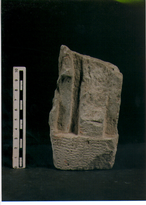 FIGURA UMANA (STELE VOTIVA/ FRAMMENTO) - CIVILTA' PUNICA (SEC. III A.C)