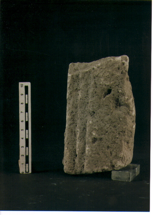 STELE VOTIVA/ FRAMMENTO - CIVILTA' PUNICA (secc. IV/ III a.C)