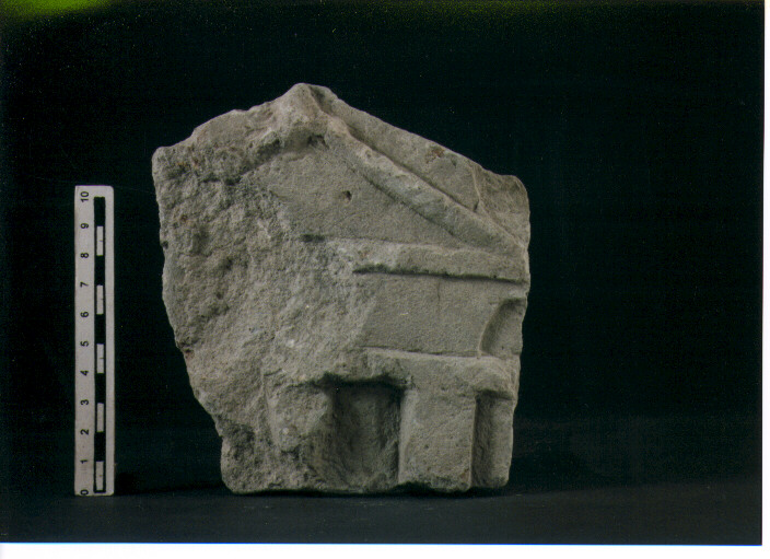 FIGURA UMANA (STELE VOTIVA/ FRAMMENTO) - CIVILTA' PUNICA (SEC. III A.C)