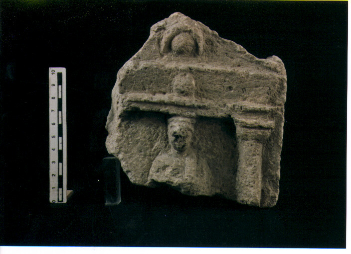 FIGURA UMANA (STELE VOTIVA) - CIVILTA' PUNICA (secc. IV/ III a.C)