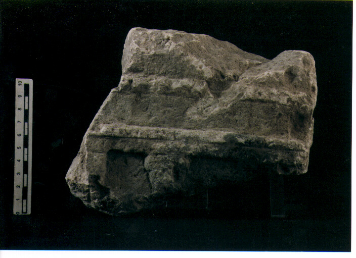 FIGURA UMANA (STELE VOTIVA/ FRAMMENTO) - CIVILTA' PUNICA (secc. IV/ III a.C)