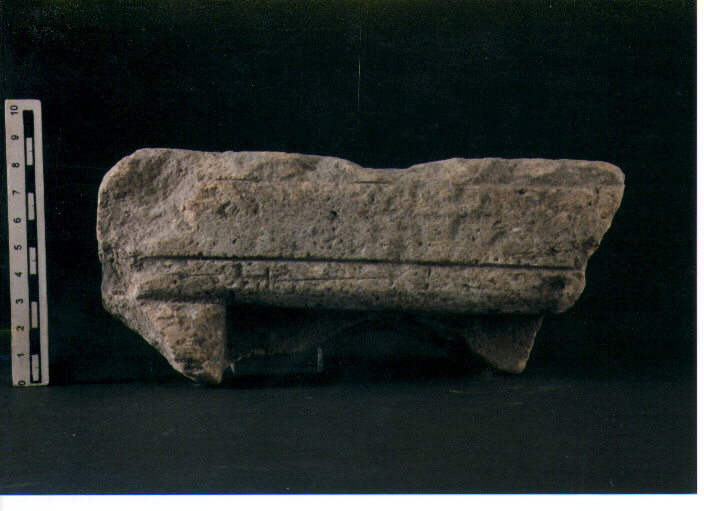 STELE VOTIVA/ FRAMMENTO - CIVILTA' PUNICA (secc. V/ IV a.C)