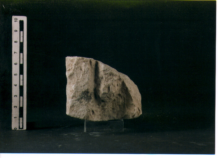 STELE VOTIVA/ FRAMMENTO - CIVILTA' PUNICA (secc. V/ IV a.C)