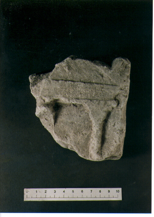 FIGURA UMANA (STELE VOTIVA/ FRAMMENTO) - CIVILTA' PUNICA (SEC. III A.C)