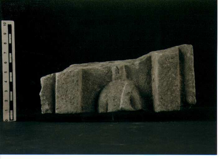 FIGURA UMANA (STELE VOTIVA/ FRAMMENTO) - CIVILTA' PUNICA (secc. IV/ III a.C)