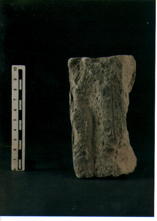 FIGURA UMANA (STELE VOTIVA/ FRAMMENTO) - CIVILTA' PUNICA (secc. V/ IV a.C)