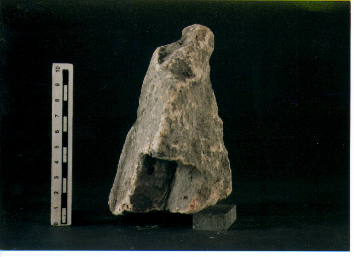 STELE VOTIVA/ FRAMMENTO - CIVILTA' PUNICA (secc. V/ IV a.C)