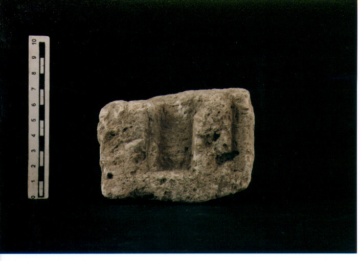 FIGURA UMANA (STELE VOTIVA/ FRAMMENTO) - CIVILTA' PUNICA (secc. V/ IV a.C)