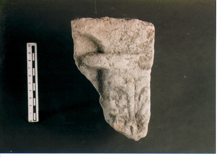 STELE VOTIVA/ FRAMMENTO - CIVILTA' PUNICA (secc. V/ IV a.C)