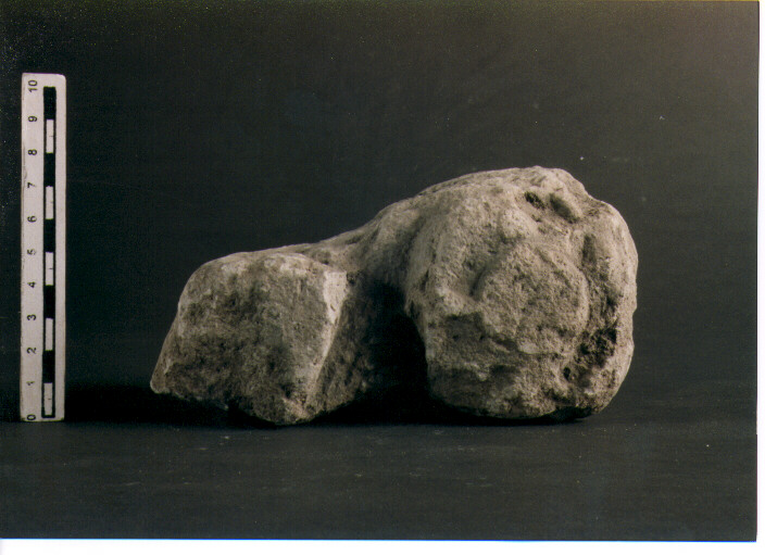 FIGURA UMANA (STELE VOTIVA/ FRAMMENTO) - CIVILTA' PUNICA (secc. V/ IV a.C)