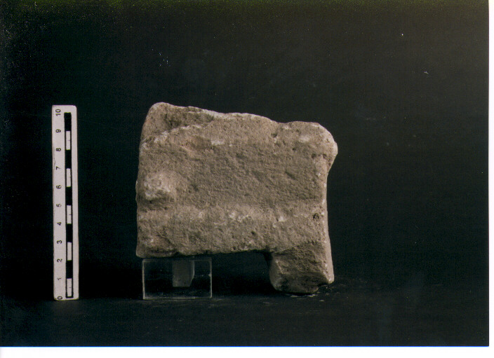 STELE VOTIVA/ FRAMMENTO - CIVILTA' PUNICA (secc. V/ IV a.C)