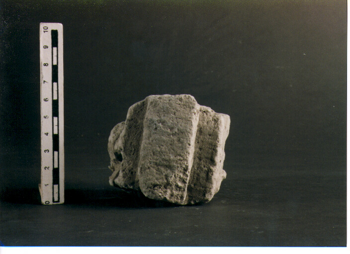 STELE VOTIVA/ FRAMMENTO - CIVILTA' PUNICA (secc. V/ IV a.C)