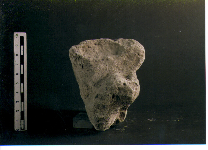 STELE VOTIVA/ FRAMMENTO - CIVILTA' PUNICA (secc. V/ IV a.C)