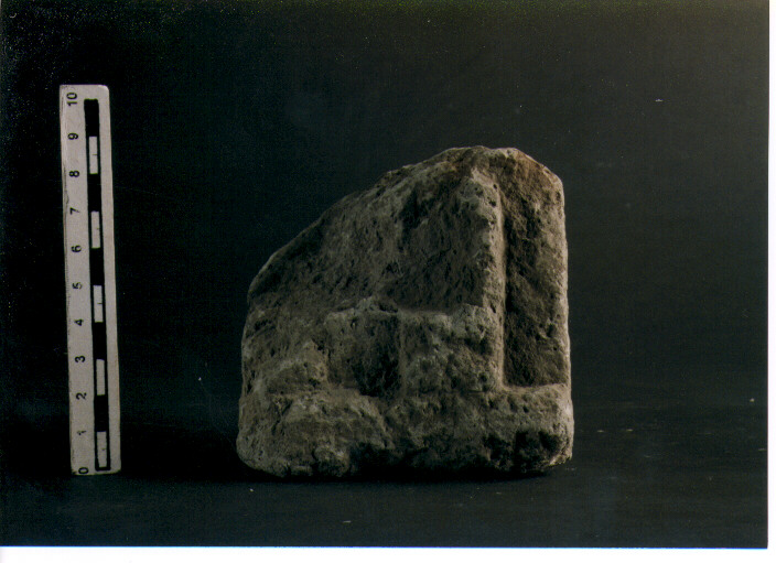 STELE VOTIVA/ FRAMMENTO - CIVILTA' PUNICA (secc. V/ IV a.C)