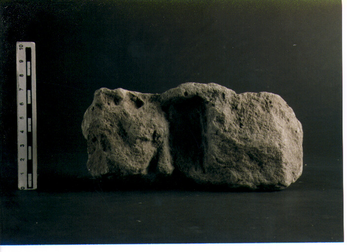 FIGURA UMANA (STELE VOTIVA/ FRAMMENTO) - CIVILTA' PUNICA (secc. V/ IV a.C)