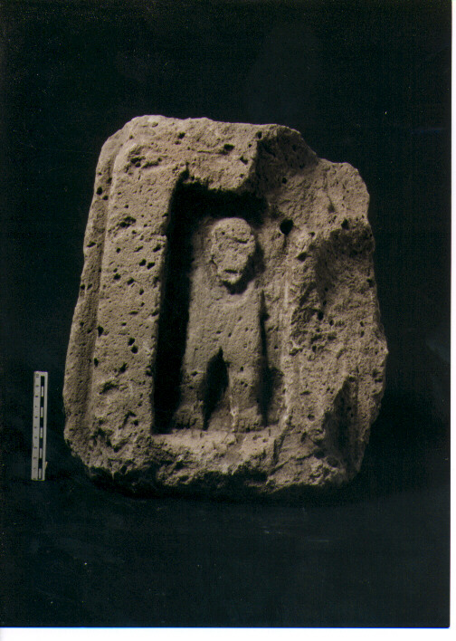 FIGURA UMANA (STELE VOTIVA) - CIVILTA' PUNICA (secc. VI/ V a.C)