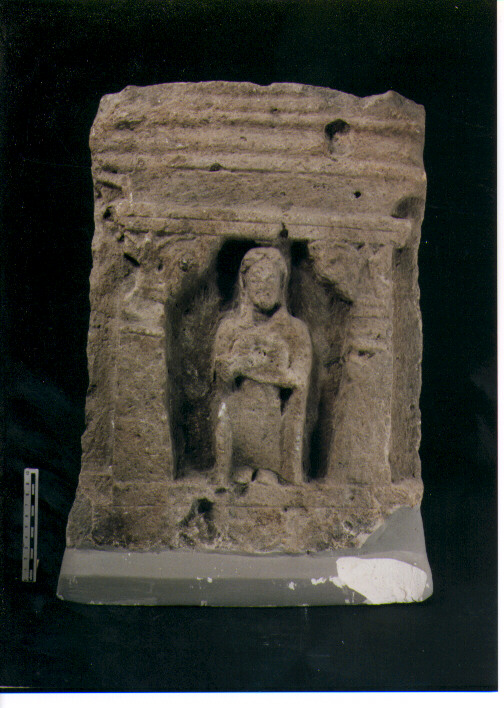 FIGURA UMANA (STELE VOTIVA) - CIVILTA' PUNICA (secc. V/ IV a.C)