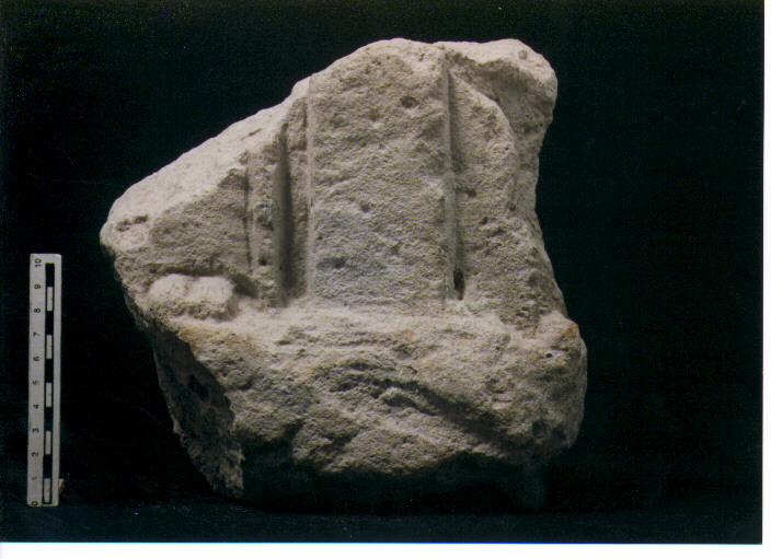 FIGURA UMANA (STELE VOTIVA/ FRAMMENTO) - CIVILTA' PUNICA (secc. V/ IV a.C)