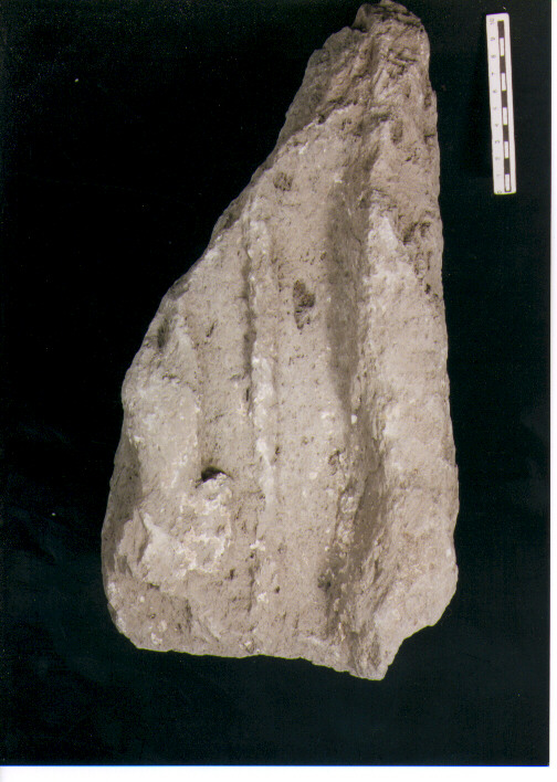 FIGURA UMANA (STELE VOTIVA/ FRAMMENTO) - CIVILTA' PUNICA (secc. V/ IV a.C)