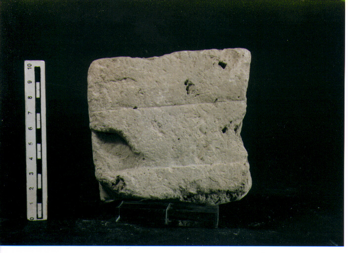 STELE VOTIVA/ FRAMMENTO - CIVILTA' PUNICA (secc. V/ IV a.C)