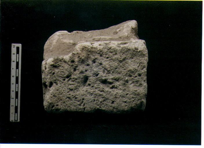 STELE VOTIVA/ FRAMMENTO - CIVILTA' PUNICA (secc. VI/ V a.C)