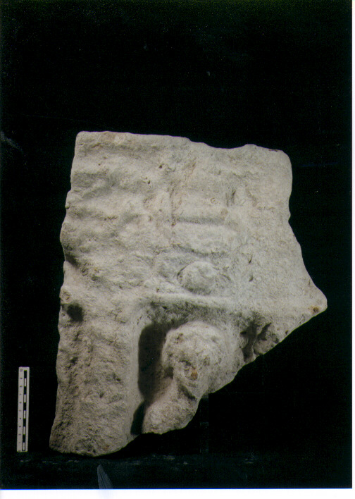 FIGURA UMANA (STELE VOTIVA/ FRAMMENTO) - CIVILTA' PUNICA (secc. V/ IV a.C)