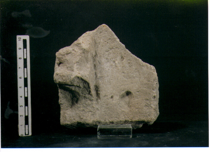 STELE VOTIVA/ FRAMMENTO - CIVILTA' PUNICA (secc. V/ IV a.C)