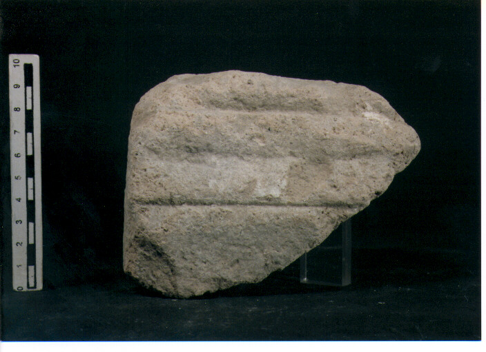 STELE VOTIVA/ FRAMMENTO - CIVILTA' PUNICA (secc. V/ IV a.C)