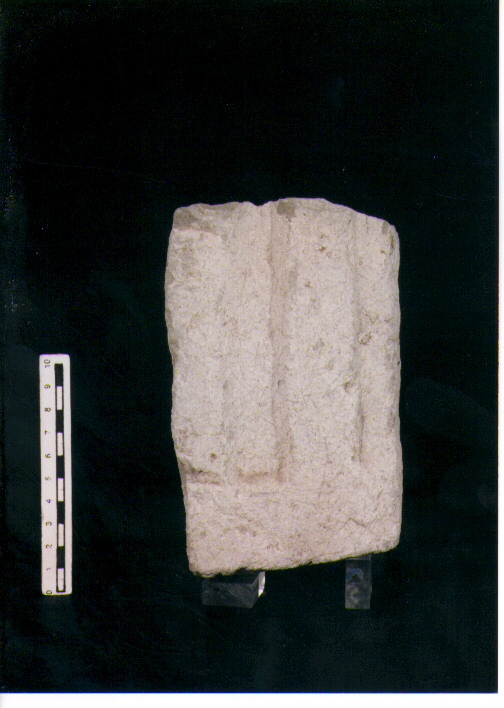 FIGURA UMANA (STELE VOTIVA/ FRAMMENTO) - CIVILTA' PUNICA (SEC. IV A.C)