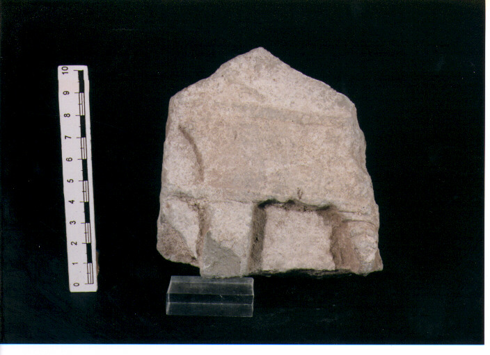 FIGURA UMANA (STELE VOTIVA/ FRAMMENTO) - CIVILTA' PUNICA (SEC. IV A.C)