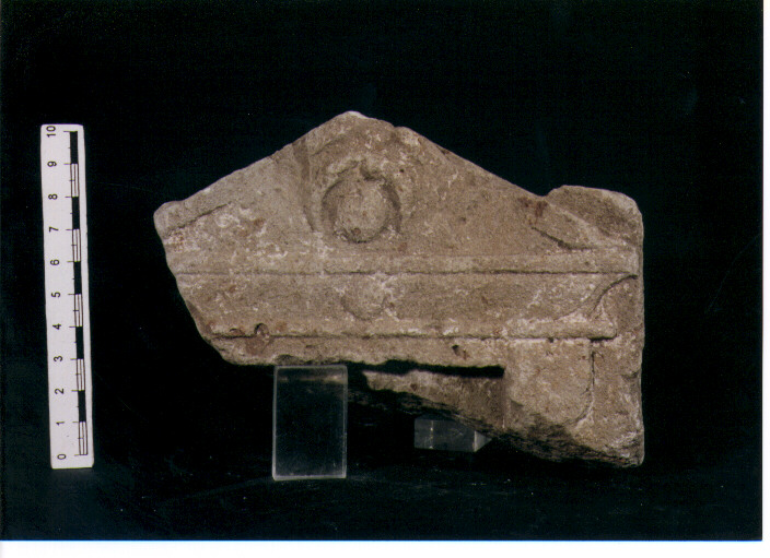 STELE VOTIVA/ FRAMMENTO - CIVILTA' PUNICA (SEC. IV A.C)