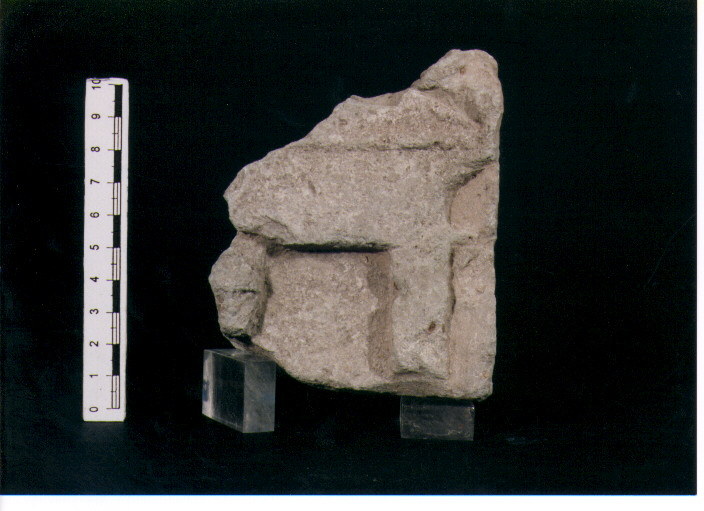 FIGURA UMANA (STELE VOTIVA/ FRAMMENTO) - CIVILTA' PUNICA (SEC. IV A.C)