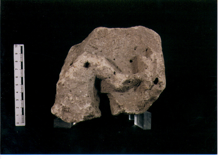 FIGURA UMANA (STELE VOTIVA/ FRAMMENTO) - CIVILTA' PUNICA (secc. V/ IV a.C)