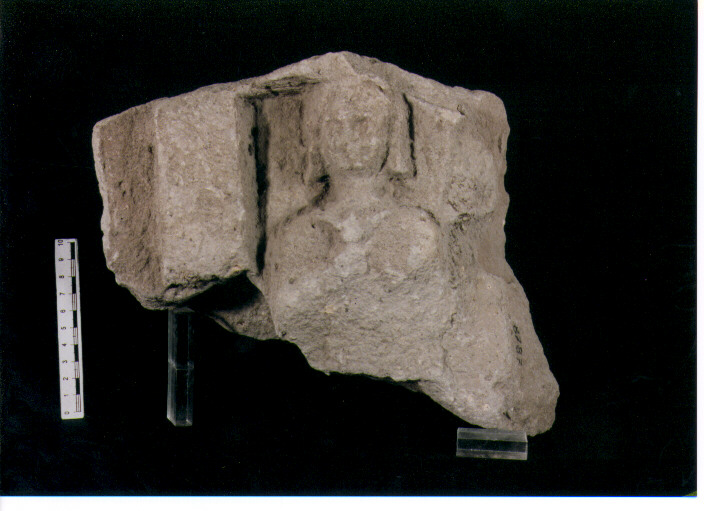 STELE VOTIVA/ FRAMMENTO - CIVILTA' PUNICA (secc. V/ IV a.C)