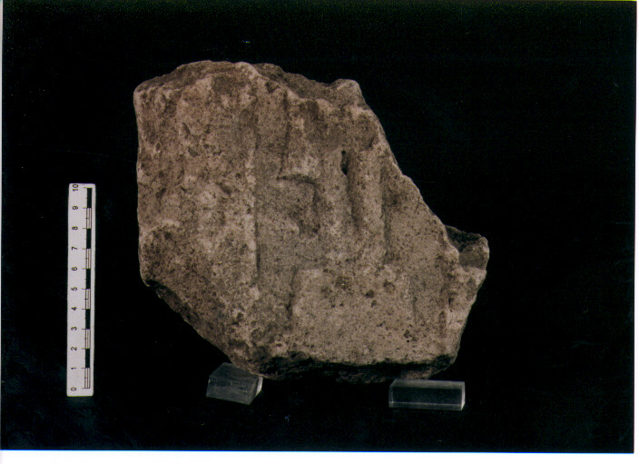 FIGURA UMANA (STELE VOTIVA/ FRAMMENTO) - CIVILTA' PUNICA (secc. V/ IV a.C)