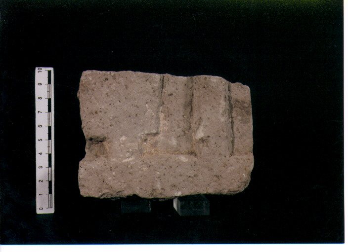 FIGURA UMANA (STELE VOTIVA/ FRAMMENTO) - CIVILTA' PUNICA (secc. V/ IV a.C)