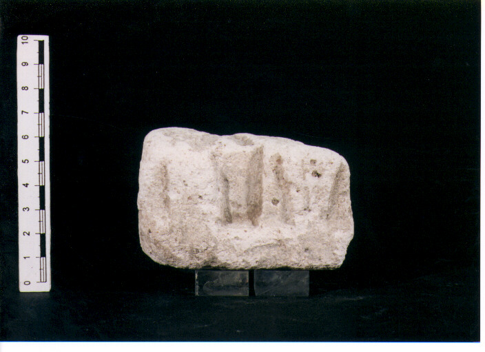 FIGURA UMANA (STELE VOTIVA/ FRAMMENTO) - CIVILTA' PUNICA (secc. IV/ III a.C)