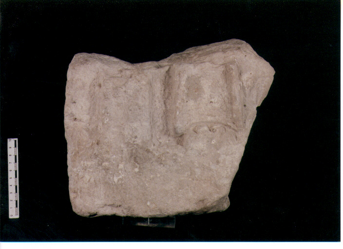 FIGURA UMANA (STELE VOTIVA/ FRAMMENTO) - CIVILTA' PUNICA (secc. V/ IV a.C)