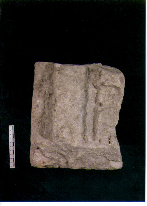 FIGURA UMANA (STELE VOTIVA/ FRAMMENTO) - CIVILTA' PUNICA (secc. V/ IV a.C)